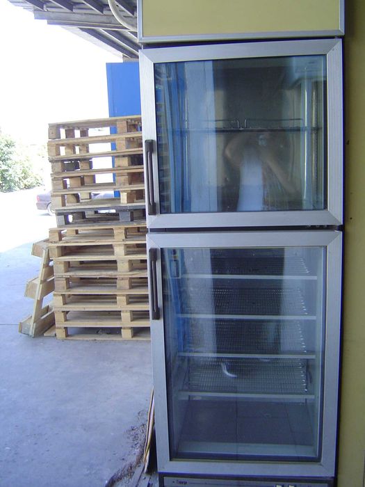 хладилна витрина вертикална