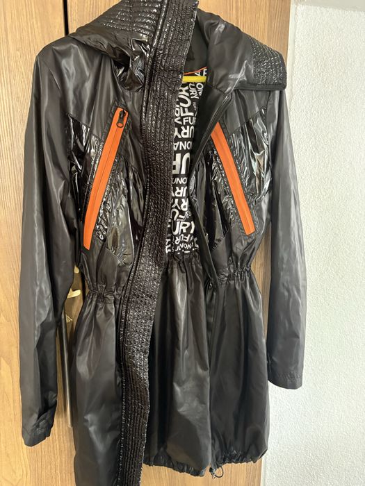 Шлифер JUNONA-с регулираща талия.