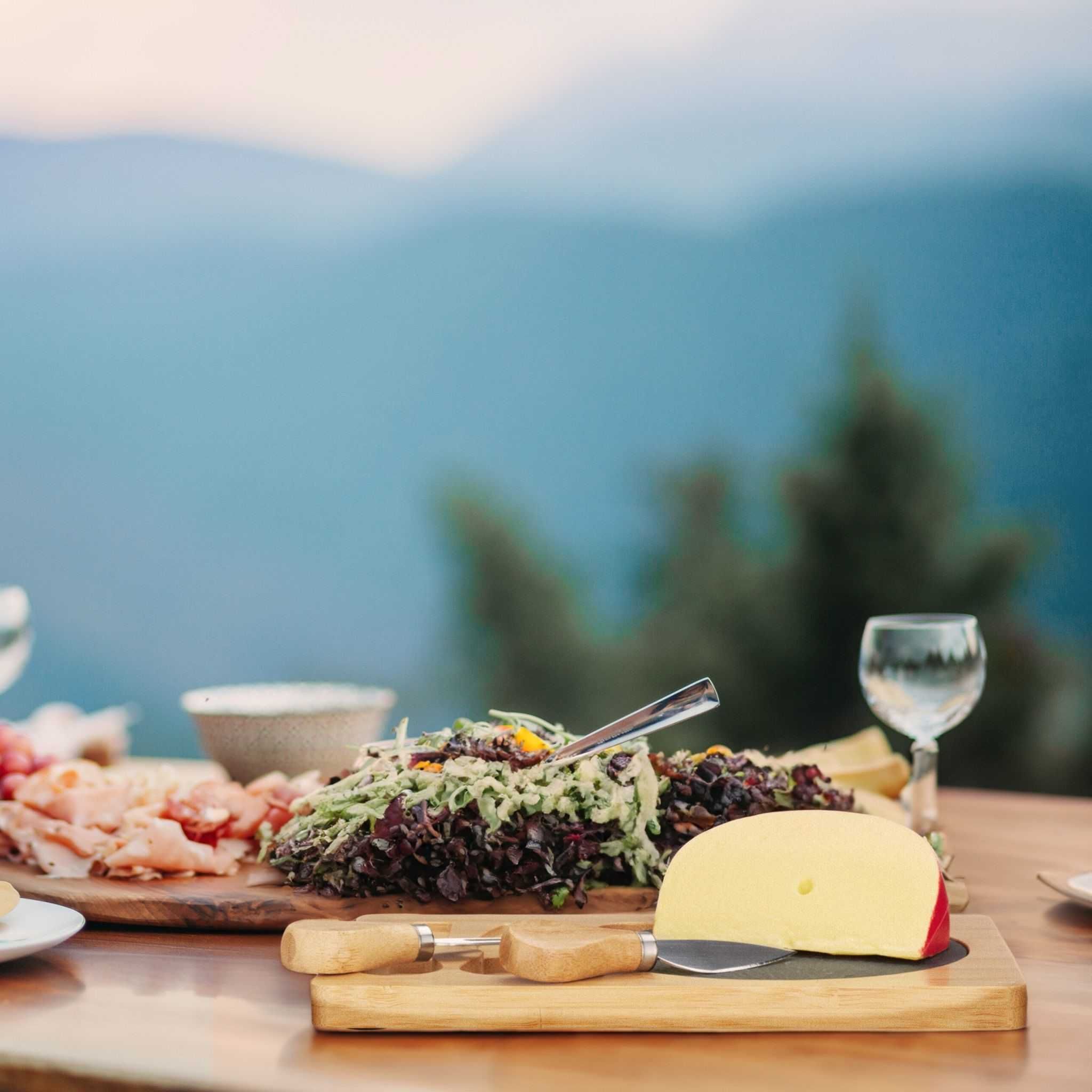 Set pentru servire aperitive si branzeturi din bambus cu tacamuri