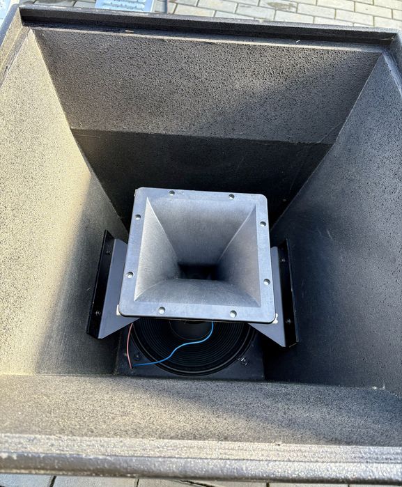 Sistem 4Acoustic topuri + basi (gen Dynacord XA). Echipare B&C