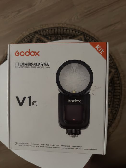 Продавам светкавица  GODOX V1c за Canon.