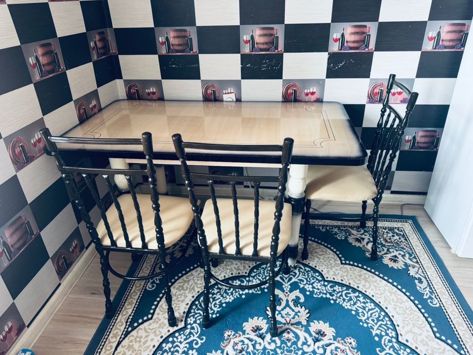 Кухонный стол с 6 стульями