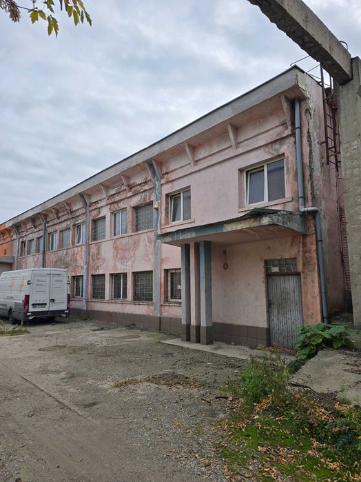 Vând clădire P+1, fostul abator, depozit încălțăminte