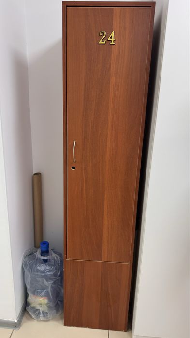 Продается шкаф для одежды, и шкафчик для раздевалки