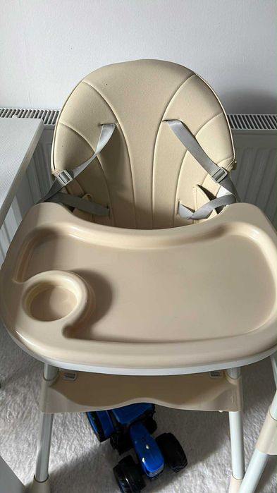 Vand scaun cu măsuța impecabil