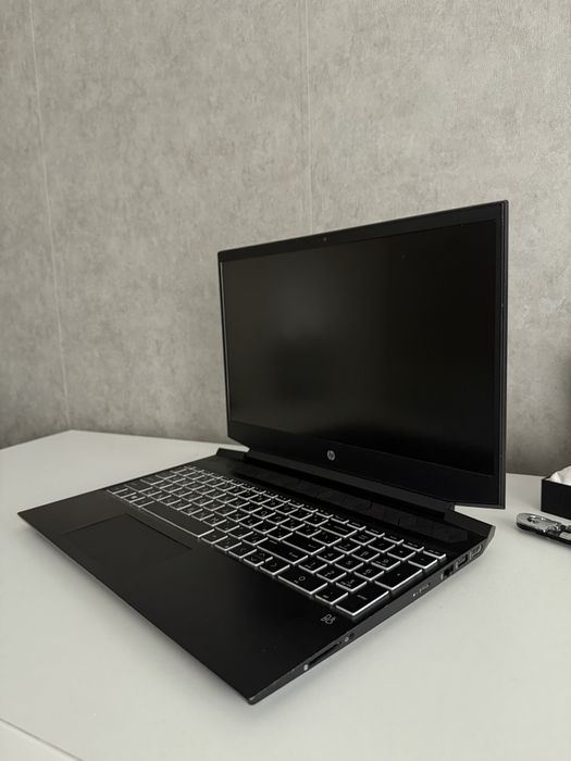 Продавам лаптоп HP Pavilion Gaming 15 в отлично състояние