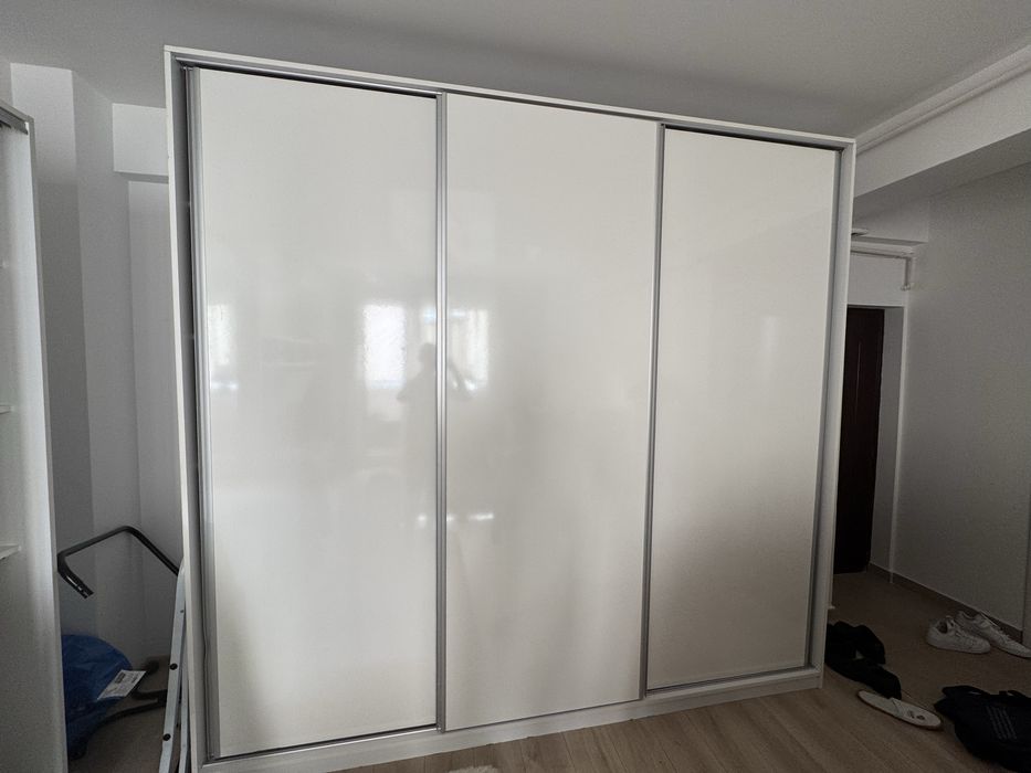 Sifonier, dressing cu usi glisante alb lucios – 2.70 x 2.60 x 0.62 m