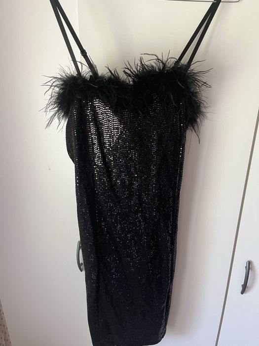 Рокля с пайети и пера