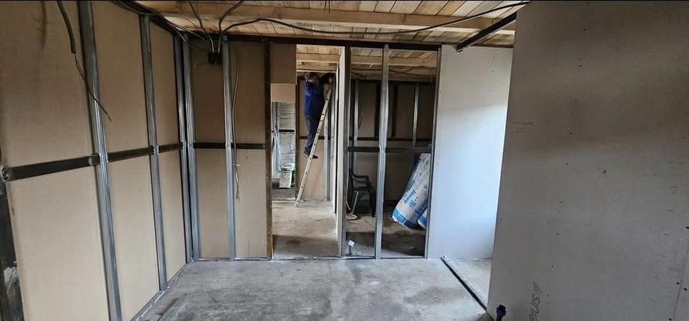 Vand casa pe structura metalica