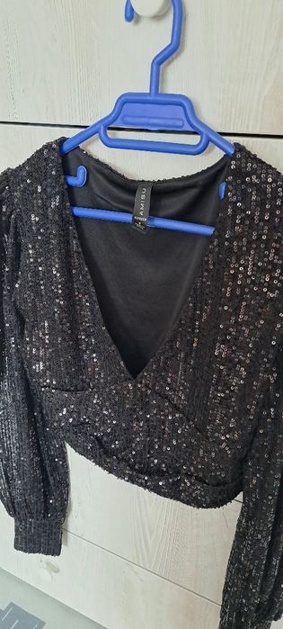 Top negru cu paiete