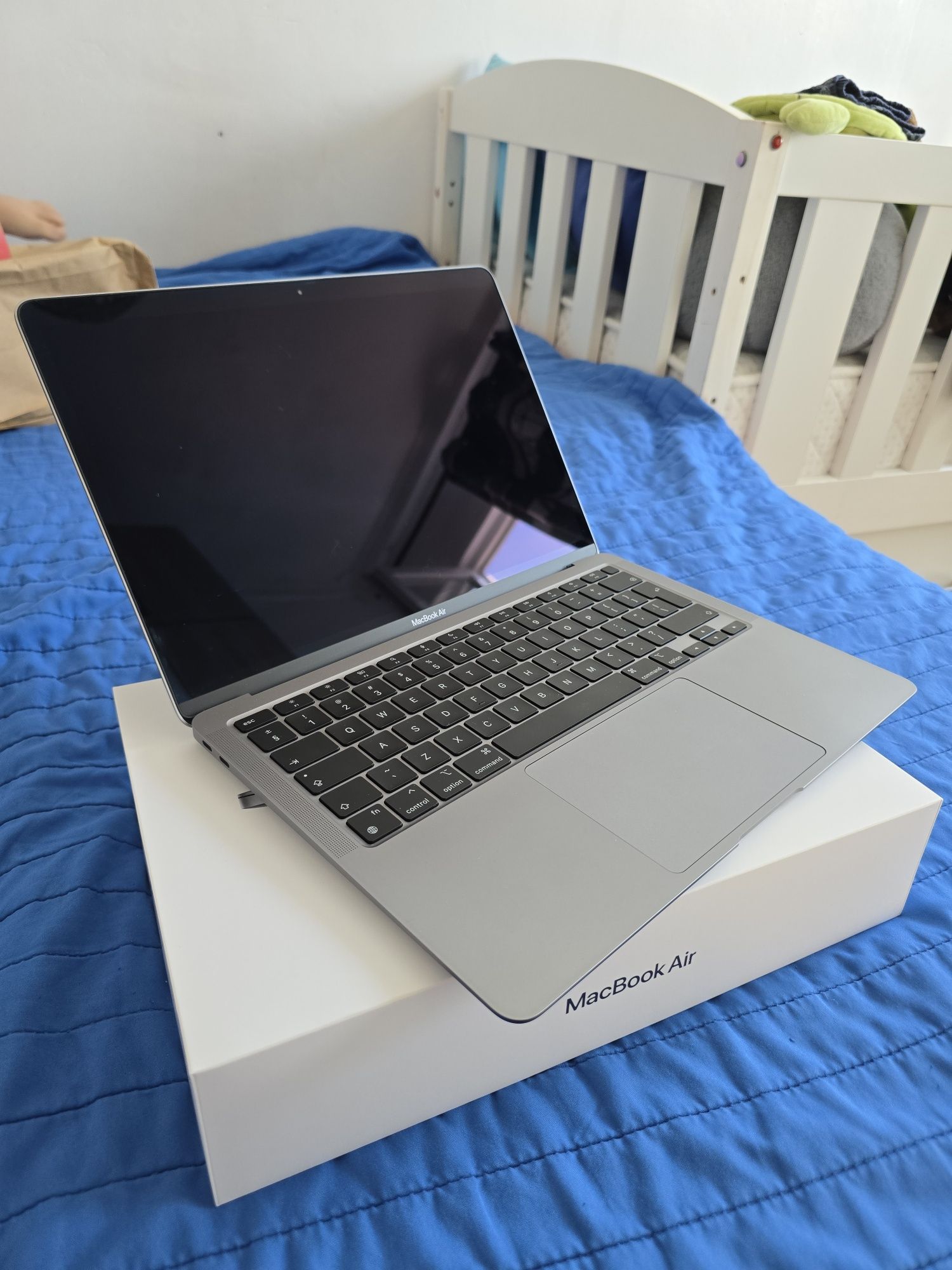 Macbook AIR M1 256 GB магазинно състояние
