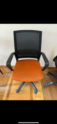 Продам офисный стул на колесах и обычные стулья