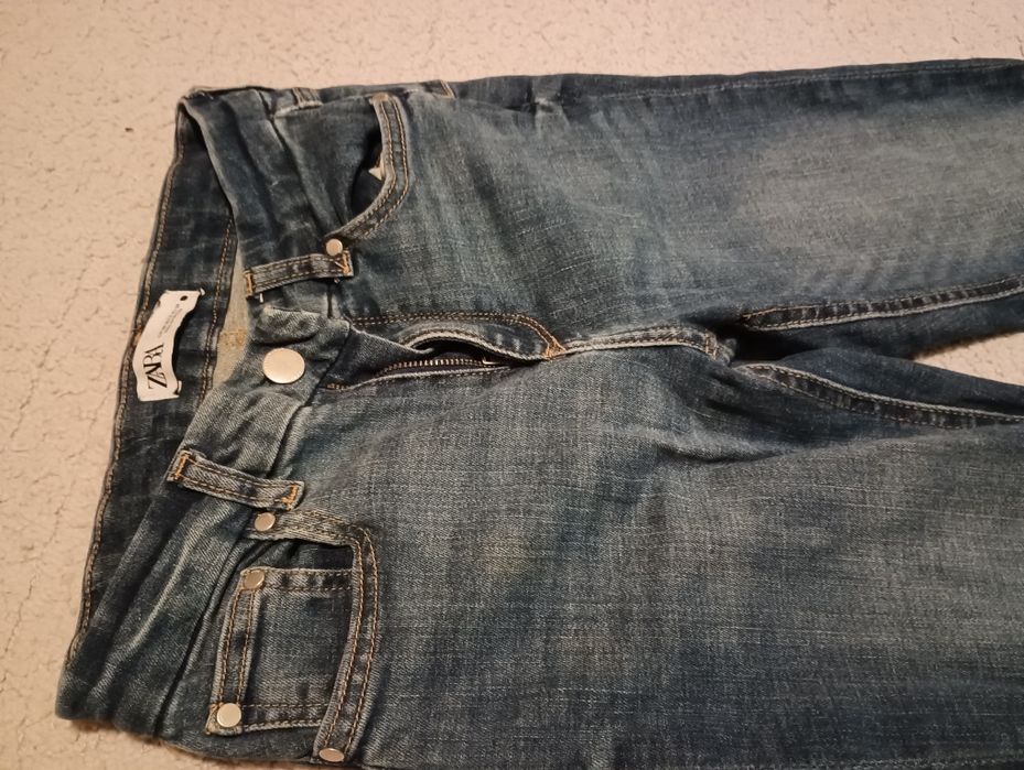 Тъмносиньо дамско дънки на Зара размер 34