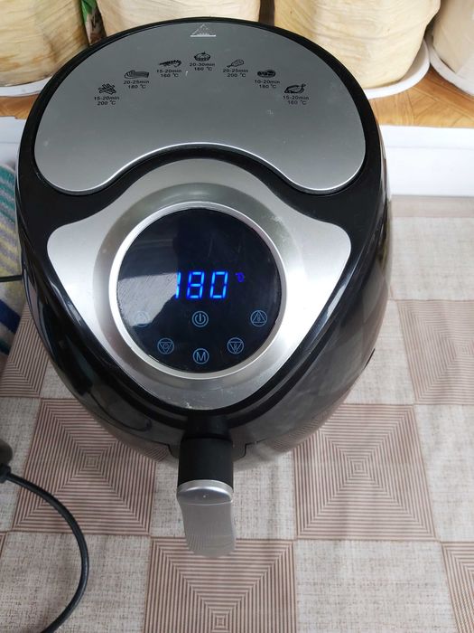 Продавам уред за готвенеAir Fryer.