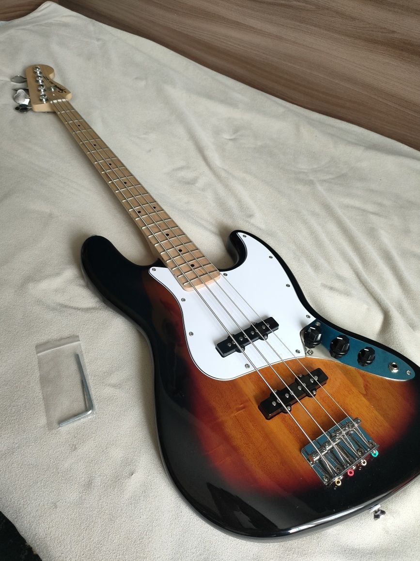 Бас гитара Squier affinity jazz bass в идеальном состоянии с чехлом!