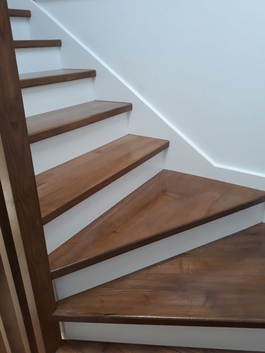 Scări din lemn masiv și usi de interior