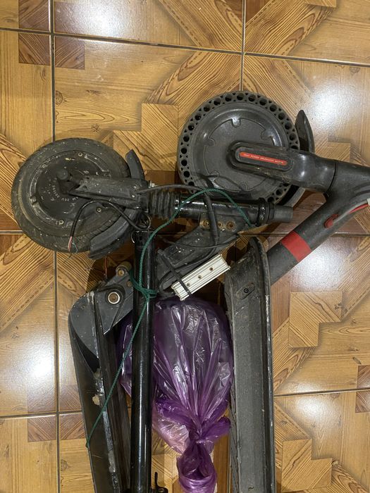 Vand 2 trotinete electrice