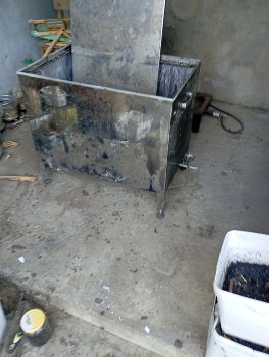 Електрически нож за пчелен мед и друго пчеларско оборудване и машини