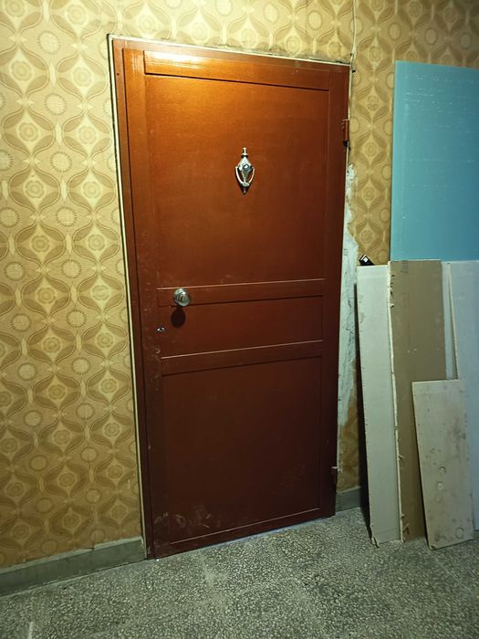 Продавам метална врата