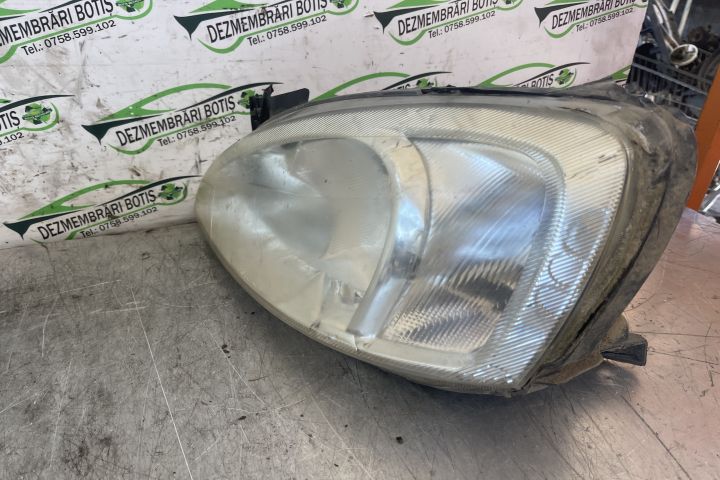 Far stanga CU DEFECT Opel Corsa C