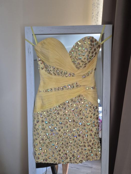 Рокля, жълта с камъни