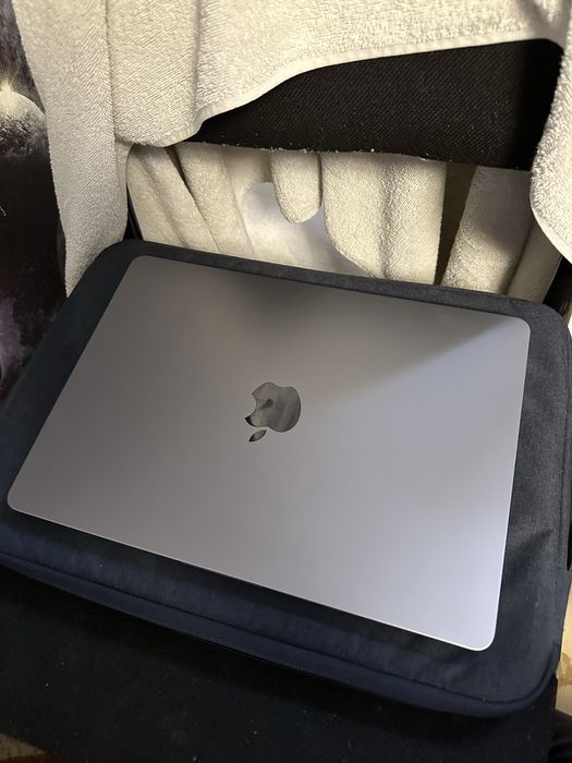 Продам макбук эйр М2 (2022)