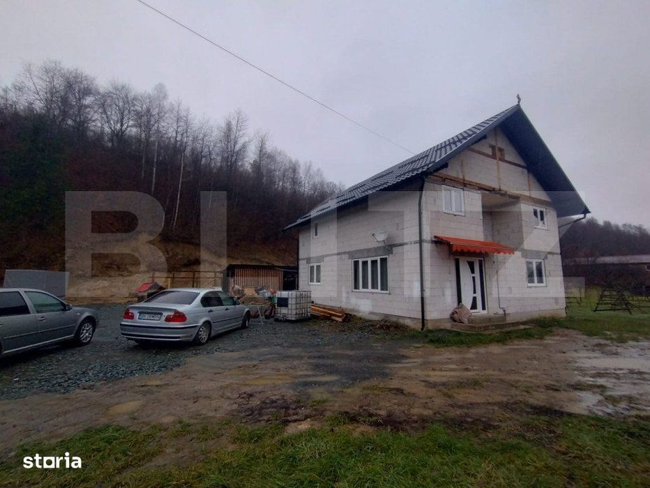 Casa 2 nivele, 6 camere, 150 mp utili, teren 3300 mp, zona Mijloceni B