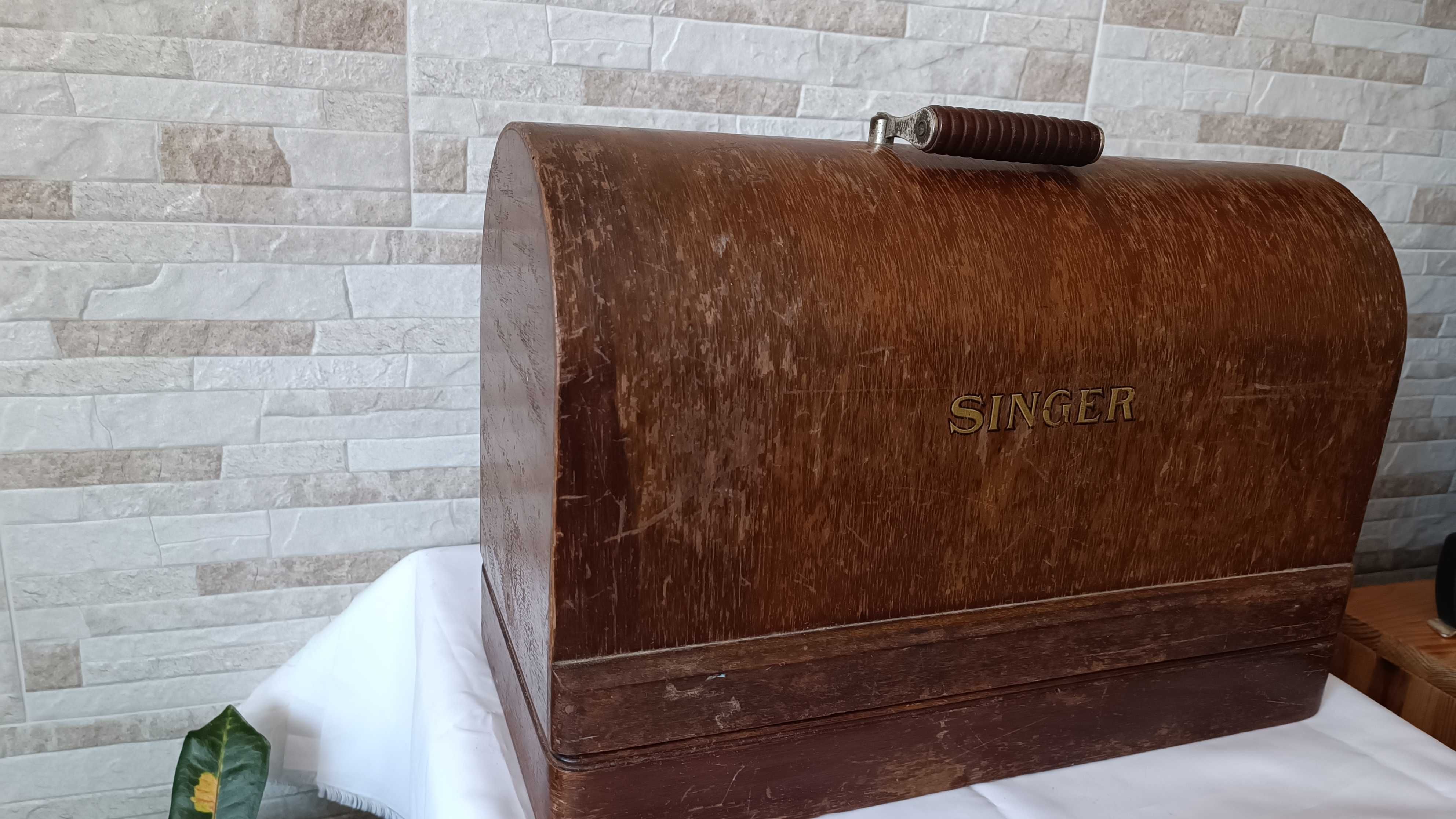 Стара ръчна шевна машина - Singer - 1927 година
