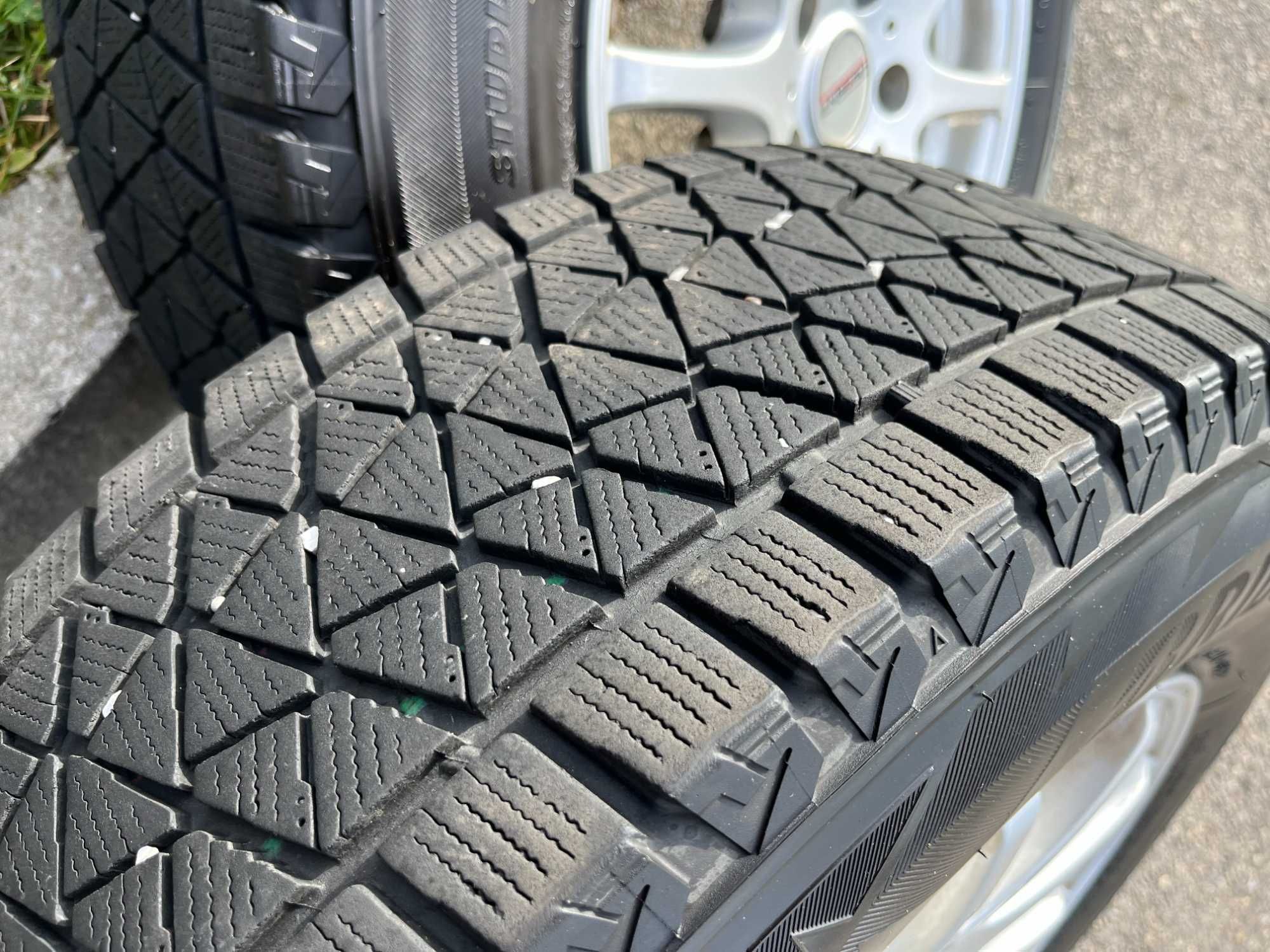 Джанти 5x114 със зимни гуми 215/70 R16 Bridgestone Blizzak