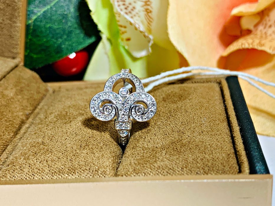 Золотое кольцо с бриллиантами модели Tiffany & Co