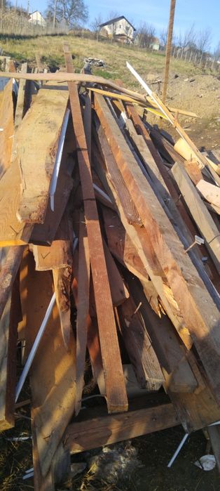 Lemn scos dintr-un acoperiș de casa