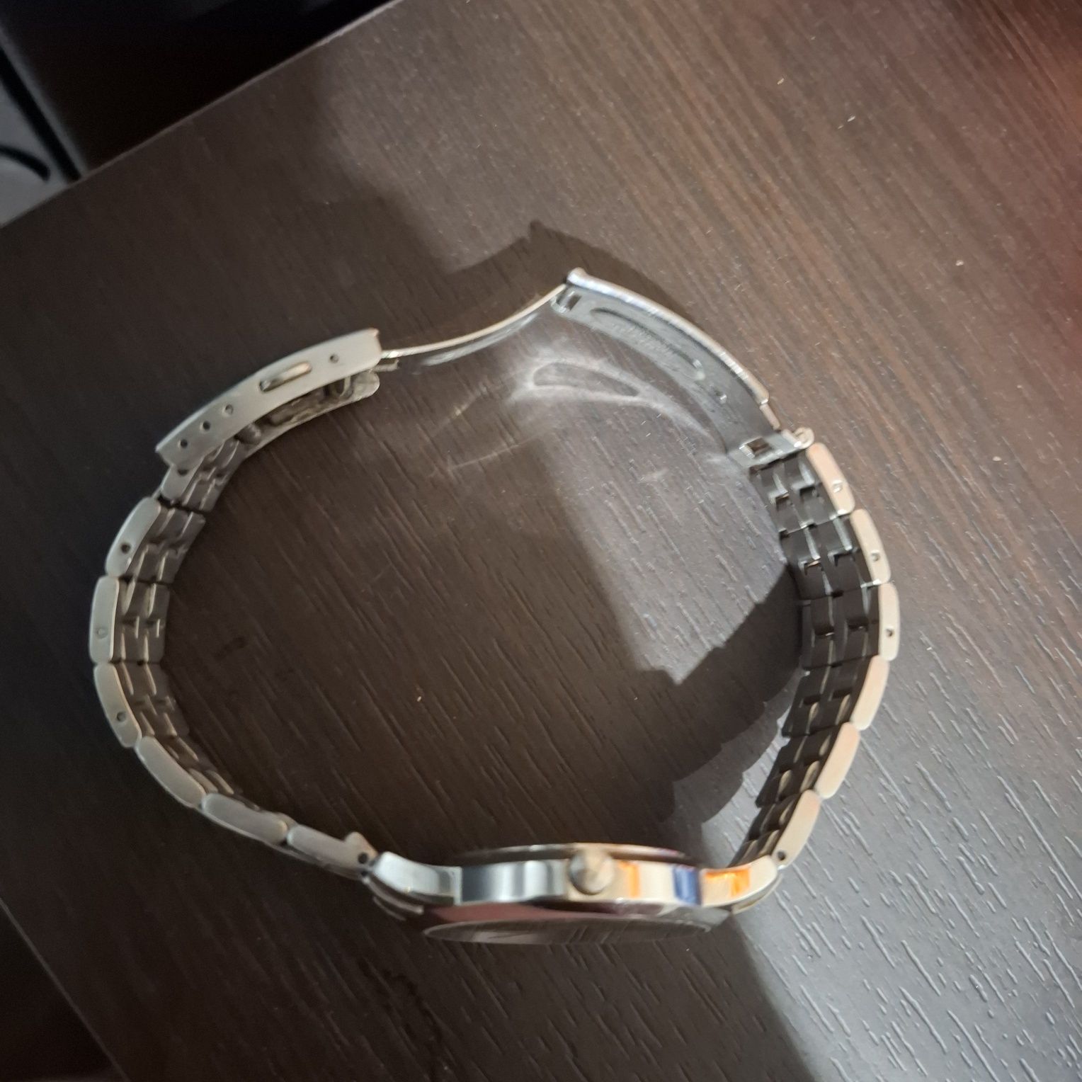 Продавам часовник тисот.