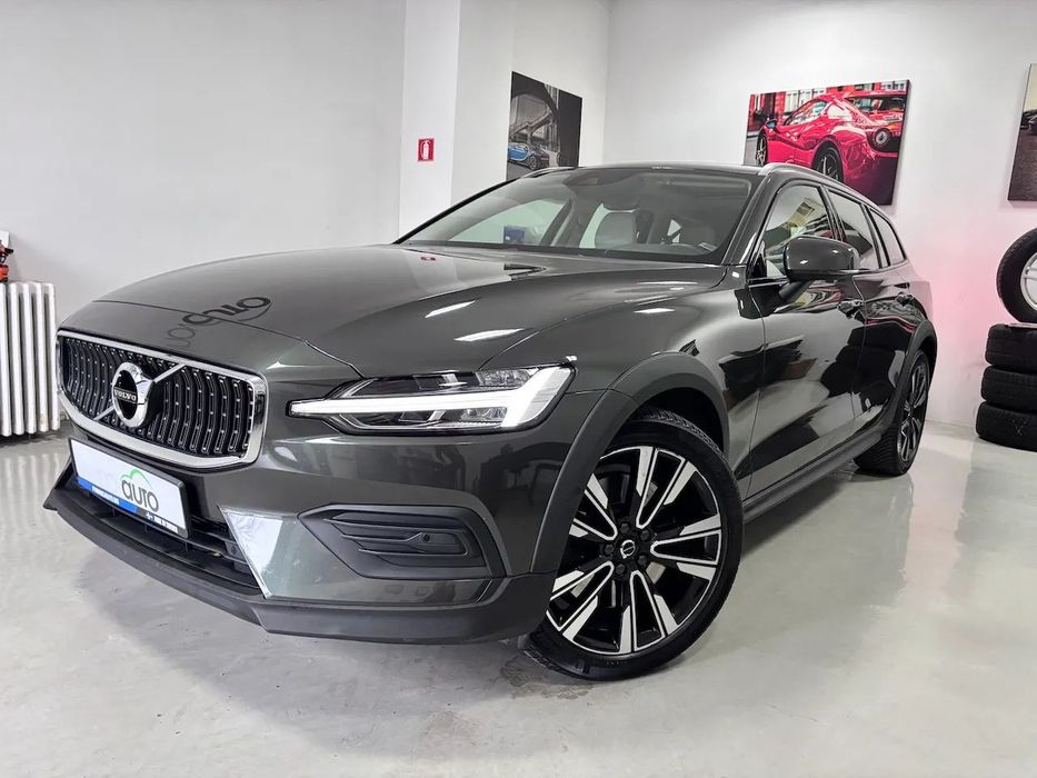 Volvo V60 Stoc fizic. V60 Cross Country. Garantie. Finantare. TVA deductibil.