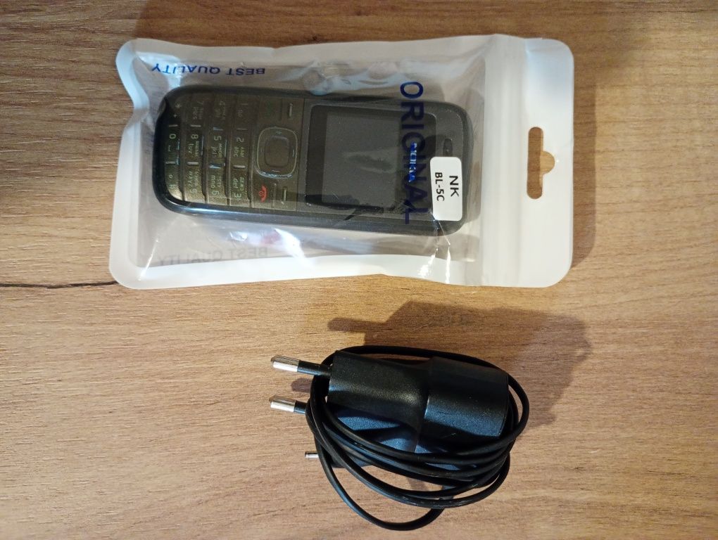 Телефон Nokia със зарядно устройство