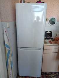 хладилник indezit с фризер BIAAA 12p