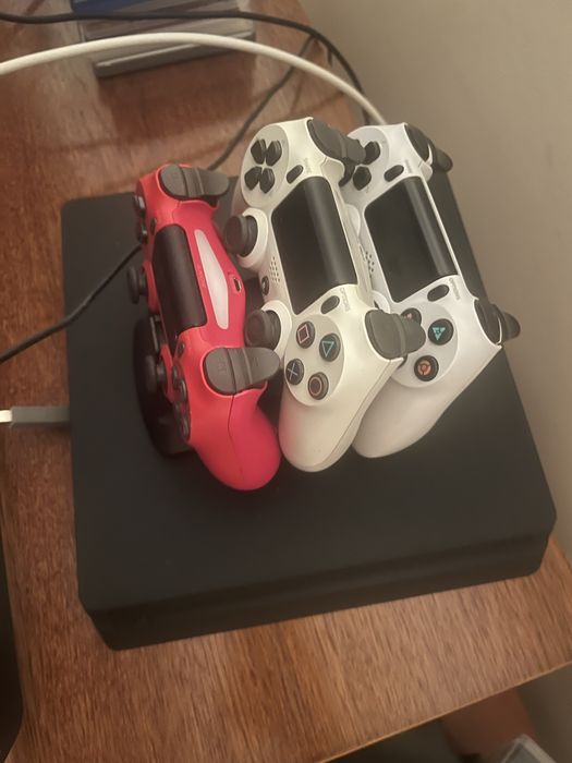 Vand PS 4 in stare buna