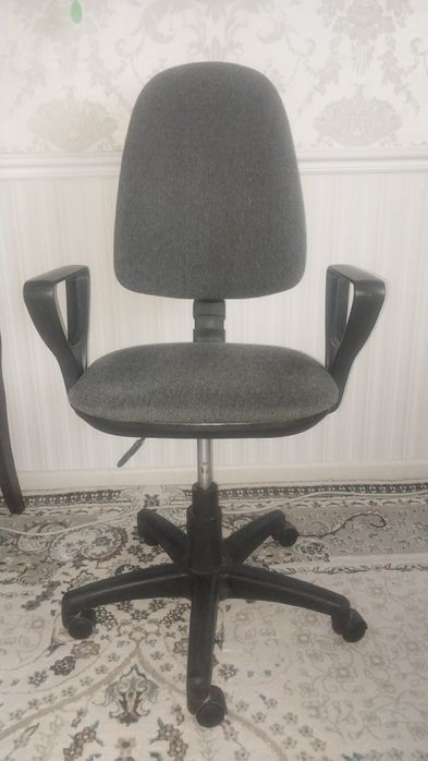 Кресла офисные на колесиках 5 шт.