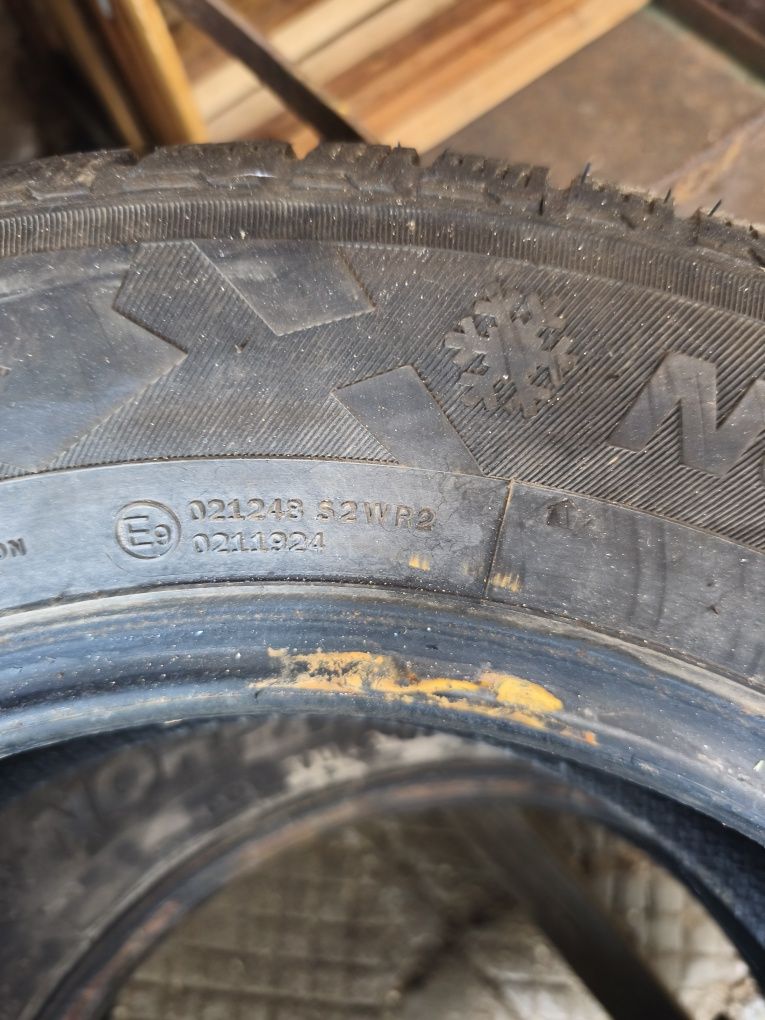 Продавам зимни гуми 195/65R15 с две джанти