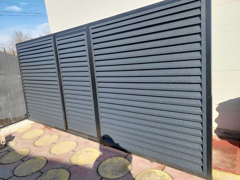 Construim la comanda dvs. garduri si porti din:
- panouri stil jaluzea
