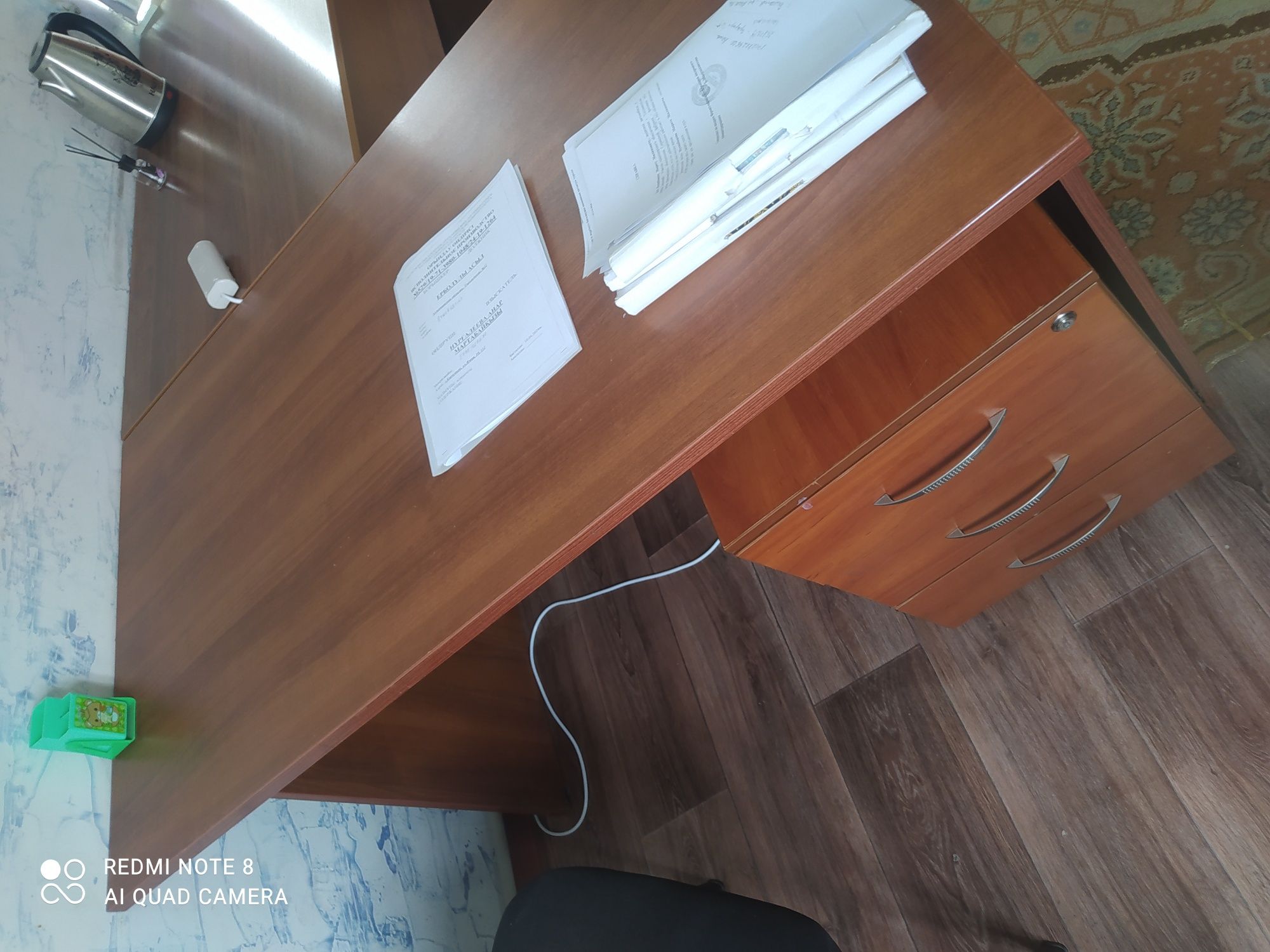 Офисные столы с выдвижными ящиками и без в хорошем состоянии