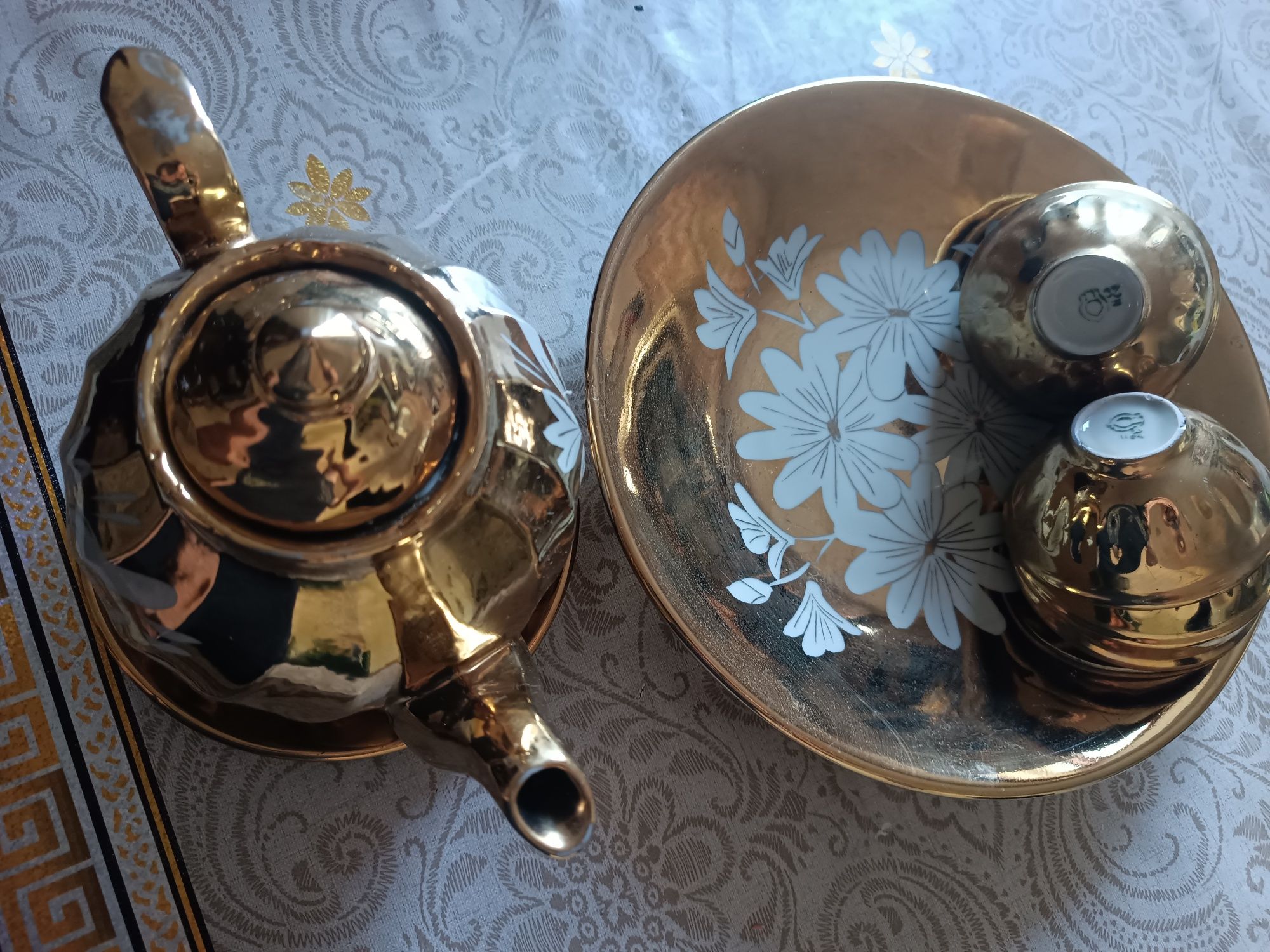 Чайник с пиалами