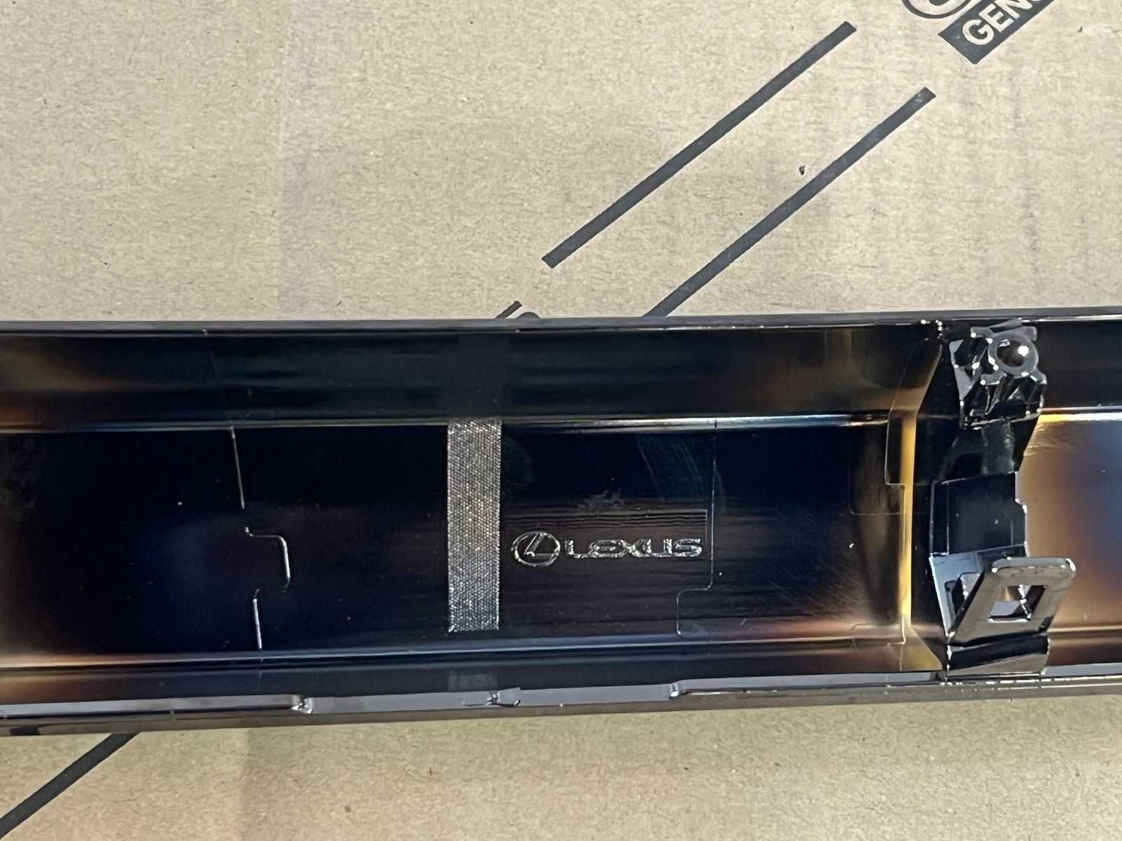 Хром молдинг решетки радиатора на Lexus RX