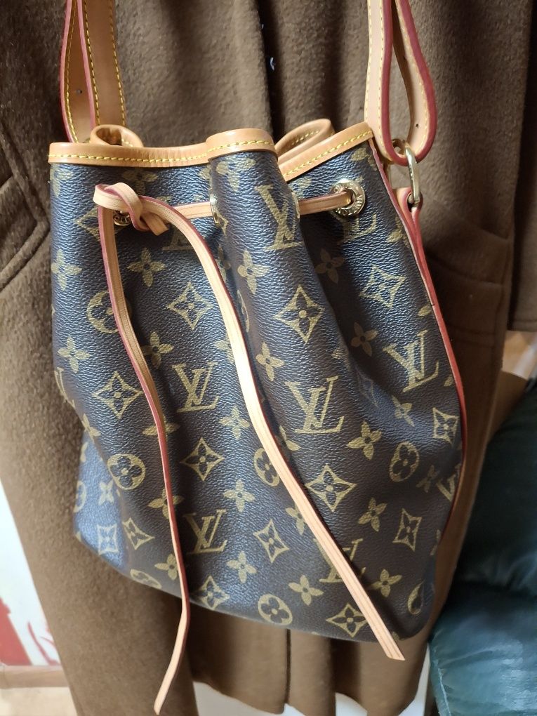 LV чанта , естественно кожа