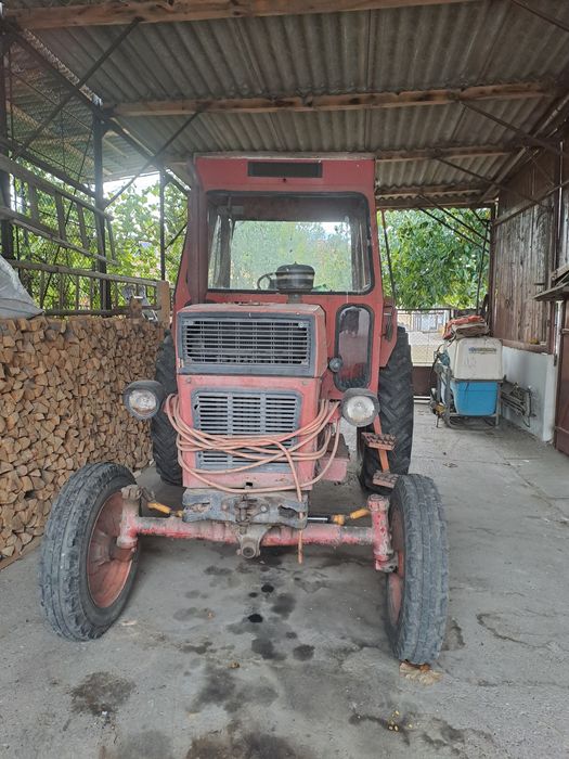 Vând Tractor U 650 și utilaje