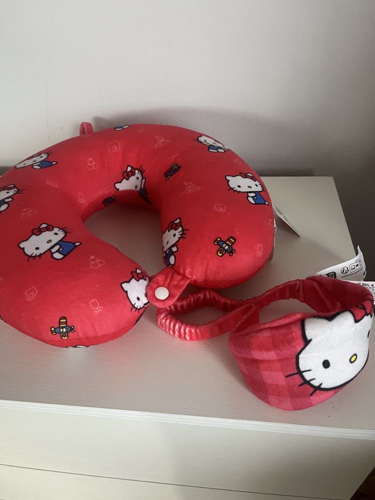 Подушка и маска Hello Kitty для самолета