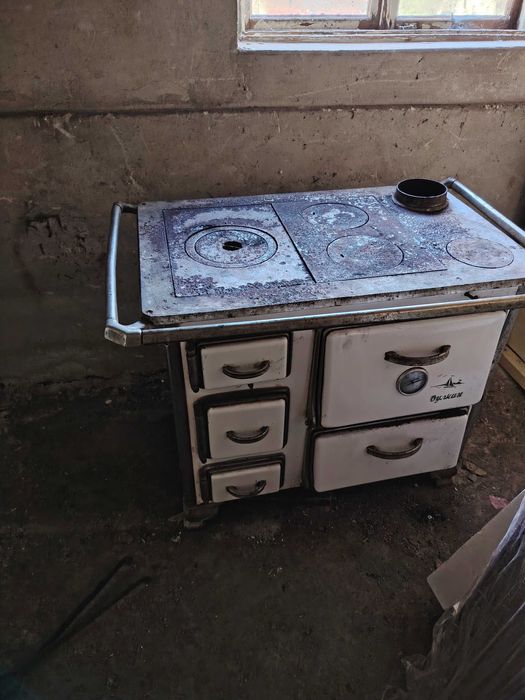 Ретро печка на дърва и въглища