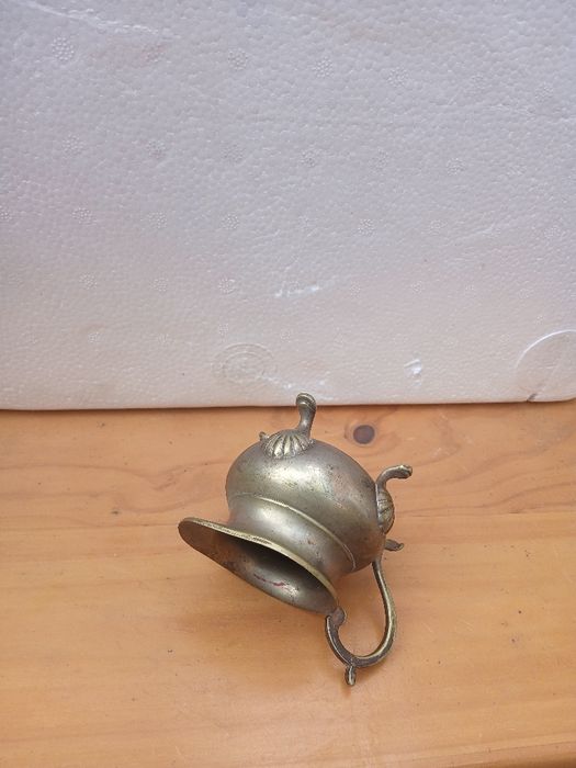 Vas vechi pentru zahar , dulceața din bronz model deosebit