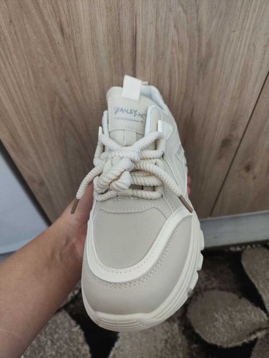 Продаются НОВЫЕ женский КРОССОВКИ