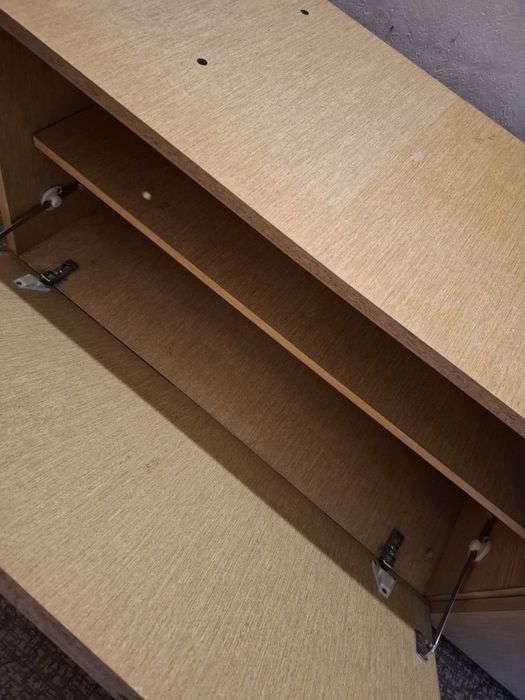 Подарявам шкаф за обувки-160/43 с по 2 рафта.