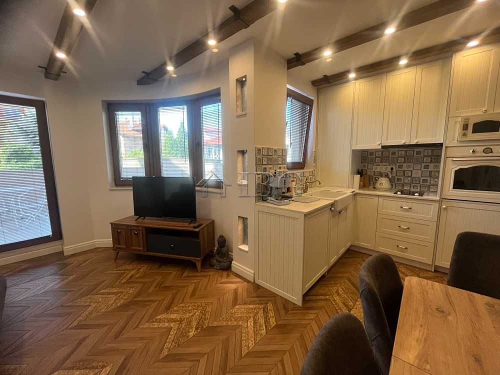 Дава се под наем Двустаен апартамент в Русе, Център - 62 кв.м за 561 € - Снимка #2